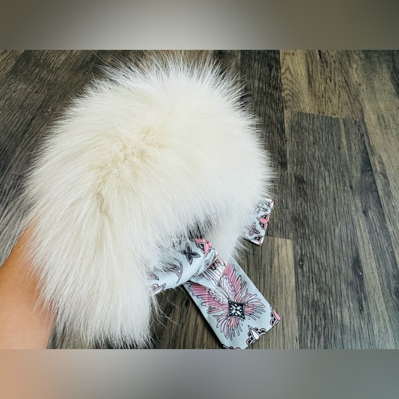 Louis Vuitton LV logo fox fur collar/scarf - Picture 2 of 4